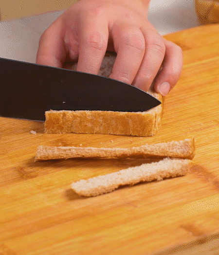 取1片黑麥吐司片，去掉邊邊，涂上一層蛋黃醬。