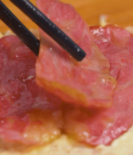 放上火腿、芝士片、生菜，再放一片土司。