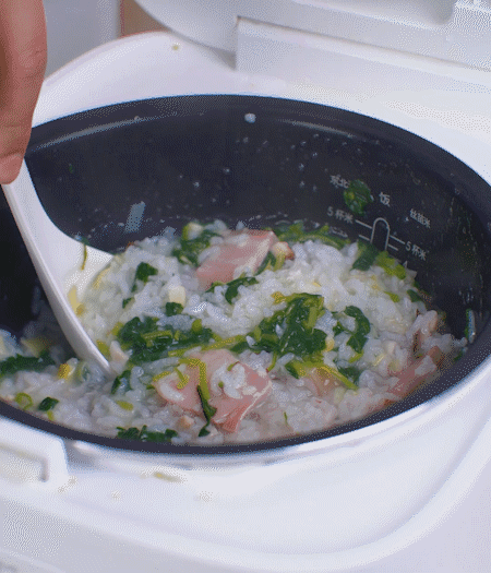 煮好時(shí)加白胡椒適當(dāng)調(diào)味。