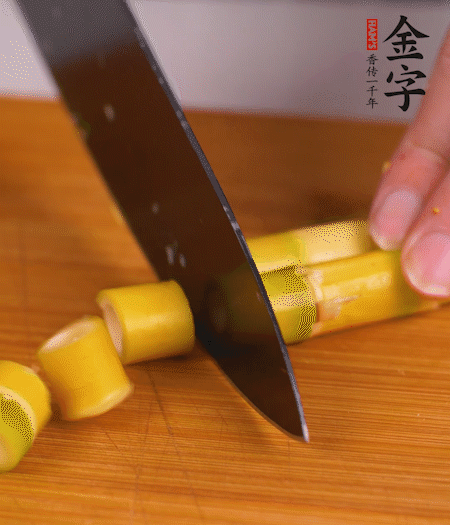 小野筍剝?nèi)ネ馄ぃ谐尚《巍?>
					</div>
					<span>步驟 2/7</span>
					<p>小野筍剝?nèi)ネ馄?，切成小段?/p>
				</li><li>
					<div   id=