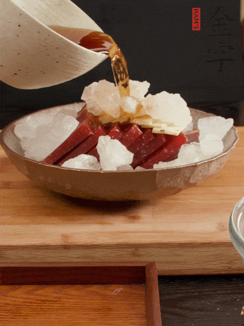 加姜片、冰糖、黃酒、水，蒸60分鐘，將火腿的咸逼出來(lái)。