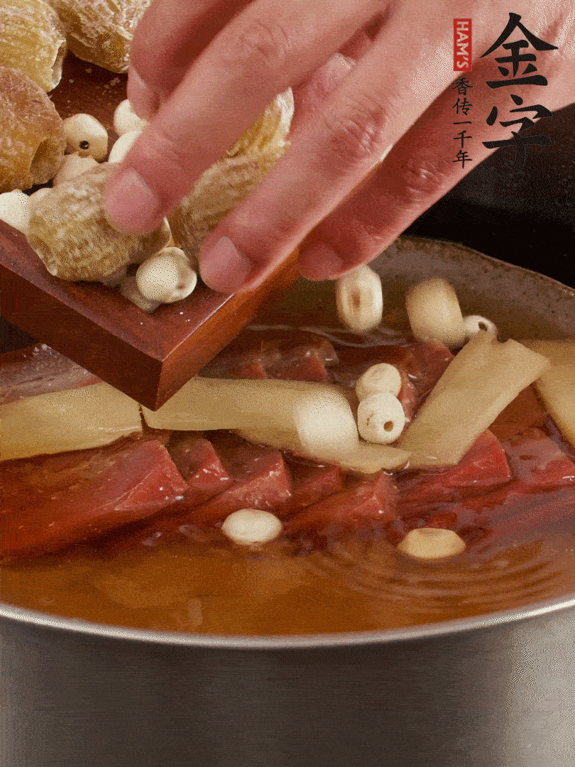 待冰糖融化后，放入蜜棗、蓮子同蒸25分鐘左右。