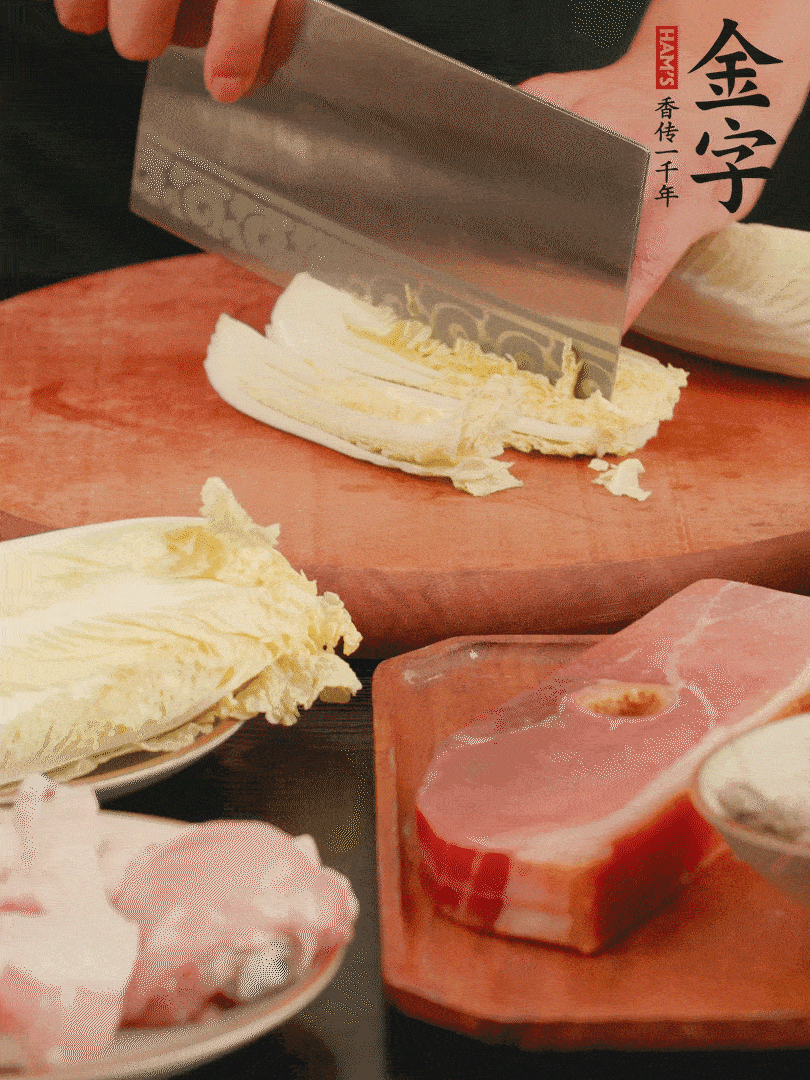 白菜去掉頭尾，對半豎切，再均勻切4刀。