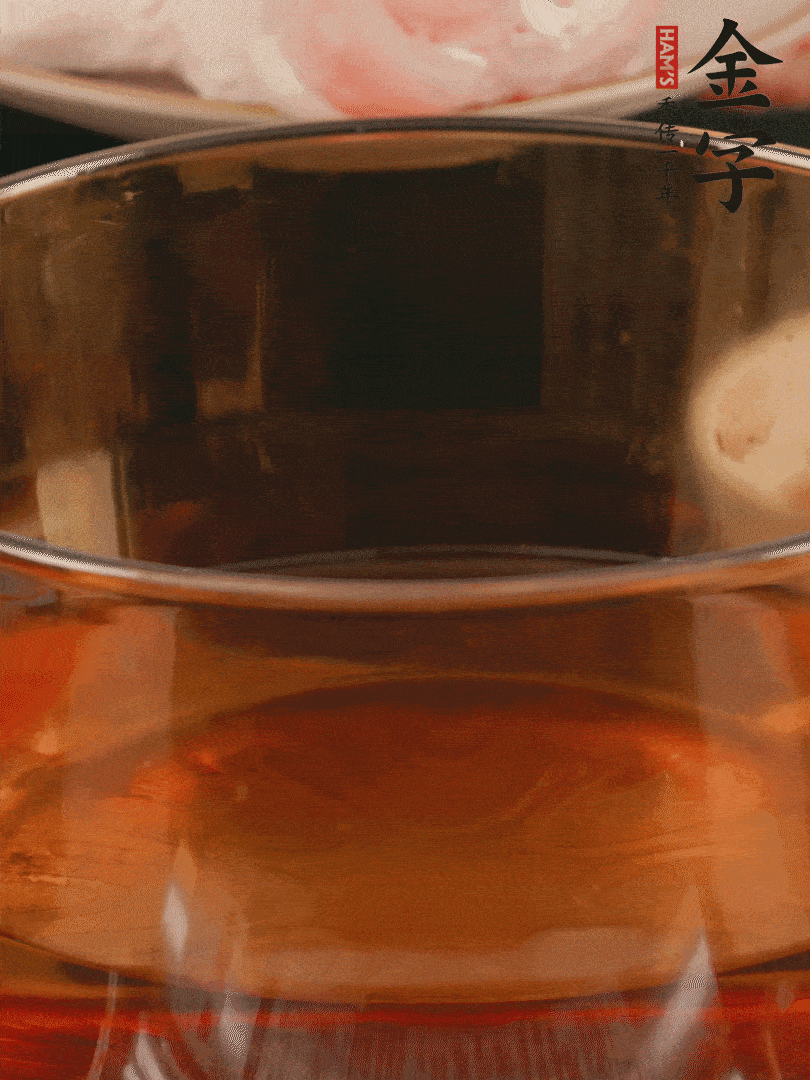 雞腿冷水入鍋，加姜片料酒焯水，撈出溫水洗凈。