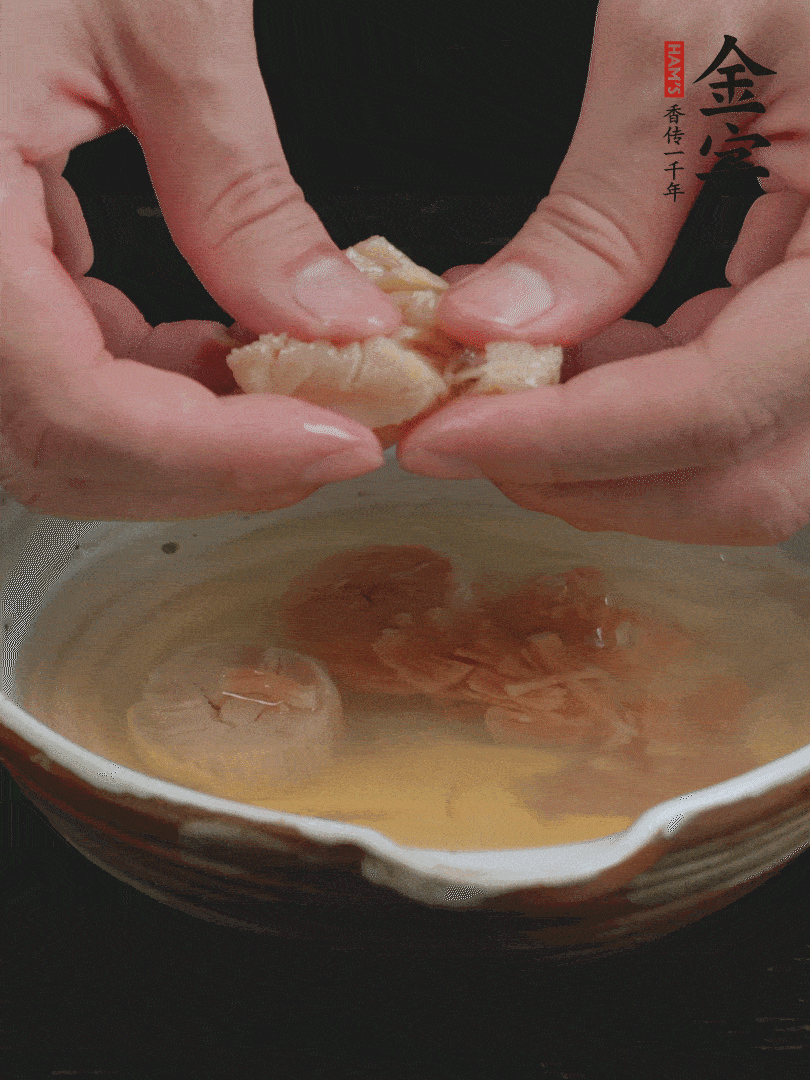 元貝溫水泡發(fā)，拆成細(xì)絲。