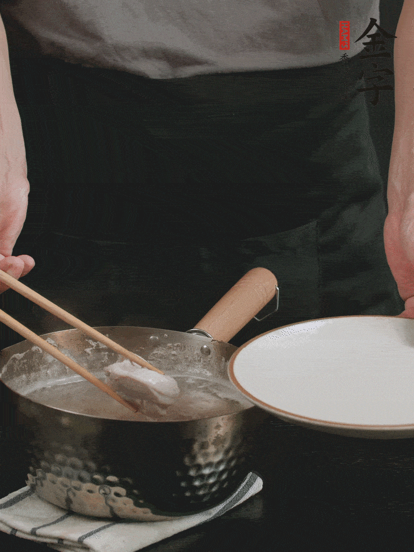 雞塊冷水下鍋，加姜片、料酒焯水，撈出洗凈備用。