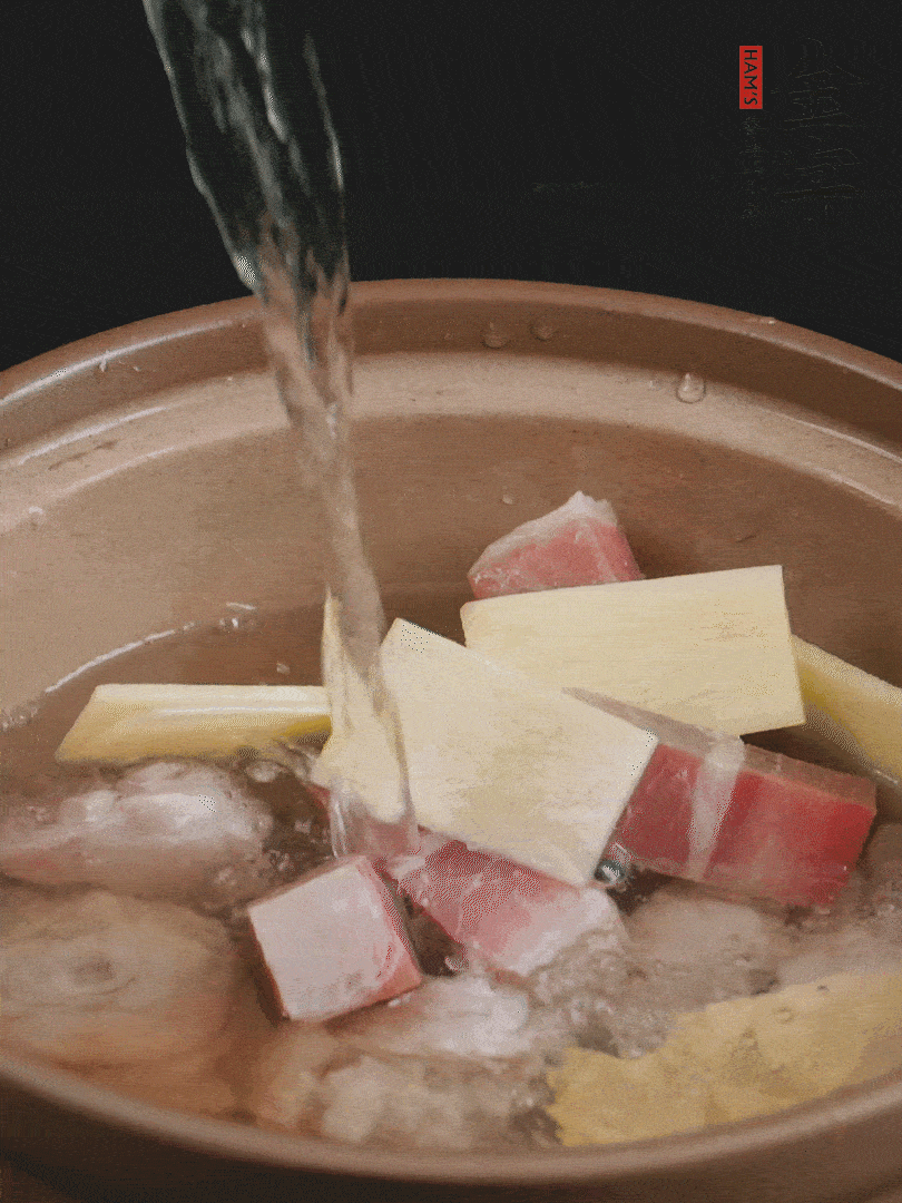 雞塊、火腿、姜片加適量料酒、清水燉80分鐘。