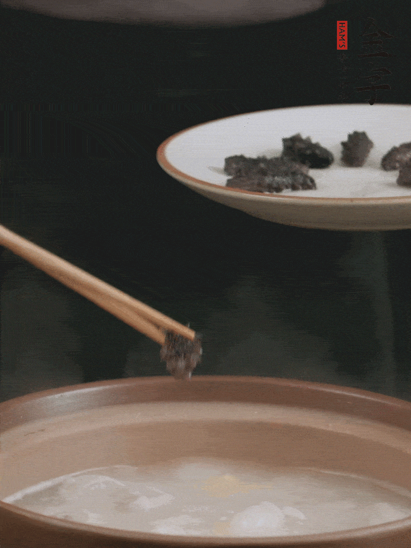 期間雞湯燉到80分鐘時(shí)，加小海參再燉10分鐘。