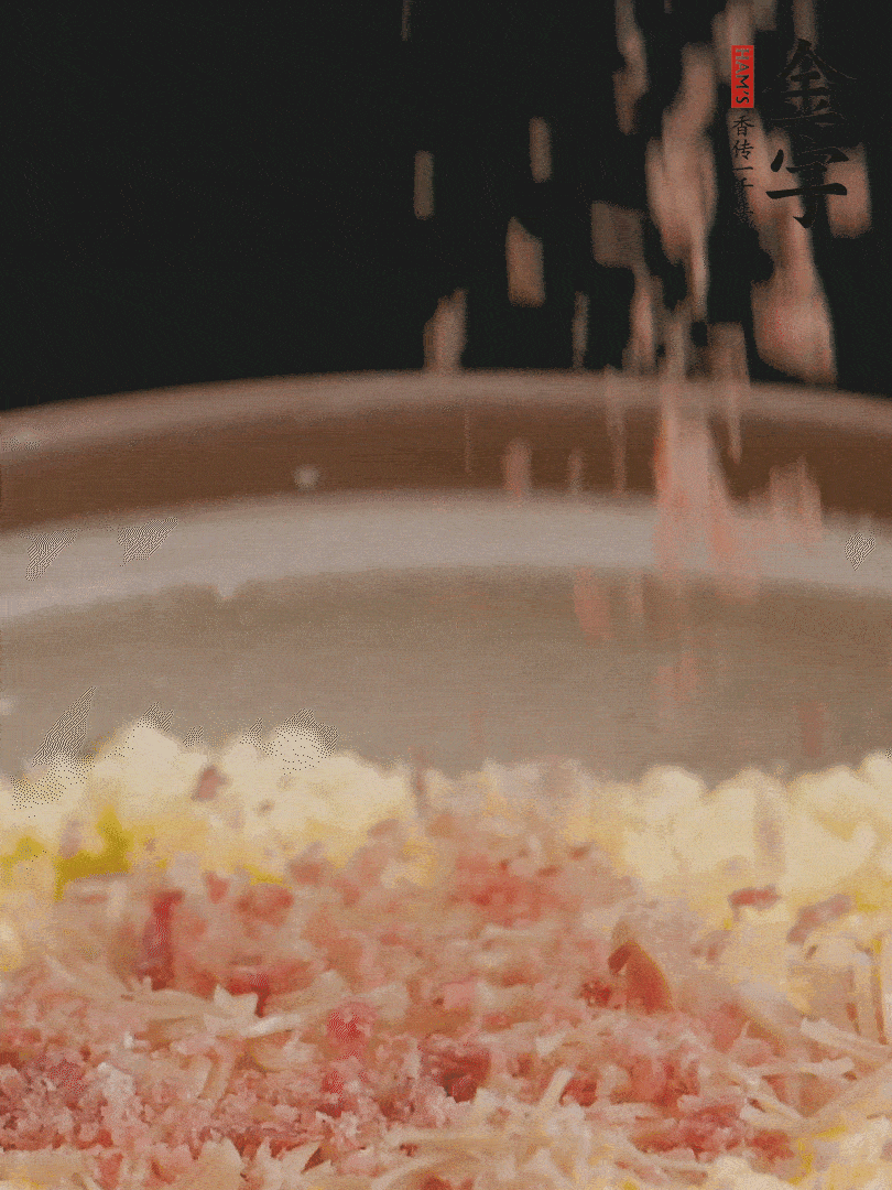 加雞湯沒(méi)過(guò)，放干貝絲、火腿末、小海參。