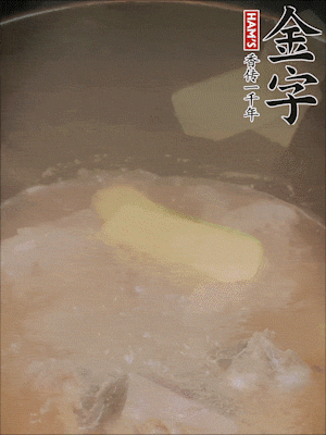 排骨洗凈，加生姜、黃酒焯水，溫水洗凈備用。