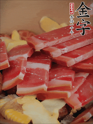 除鮑魚外的所有材料放進(jìn)鍋里，加清水、姜、黃酒，大火燒開，轉(zhuǎn)小火煲90分鐘。