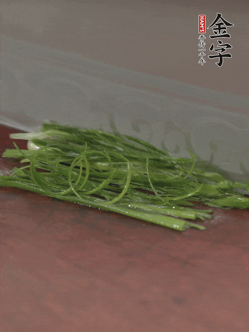 生姜切薄片，紅椒切細(xì)絲，小蔥蔥綠切細(xì)絲，泡入冰水中保持新鮮。