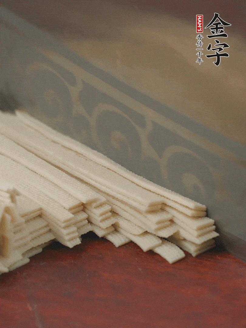 燉火腿期間，千張切細(xì)絲，白蘿卜去皮切細(xì)絲，蒜葉切細(xì)丁。