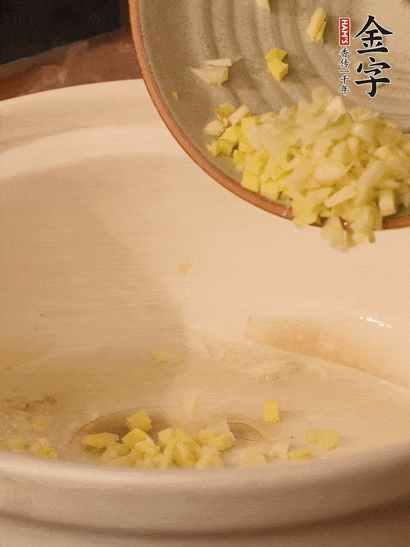 熱油下鍋，姜爆香。下冬瓜略微翻炒。