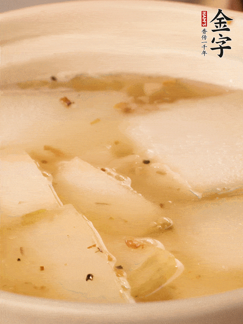 加入適量清水，再放咸肉，淋點(diǎn)黃酒添味。