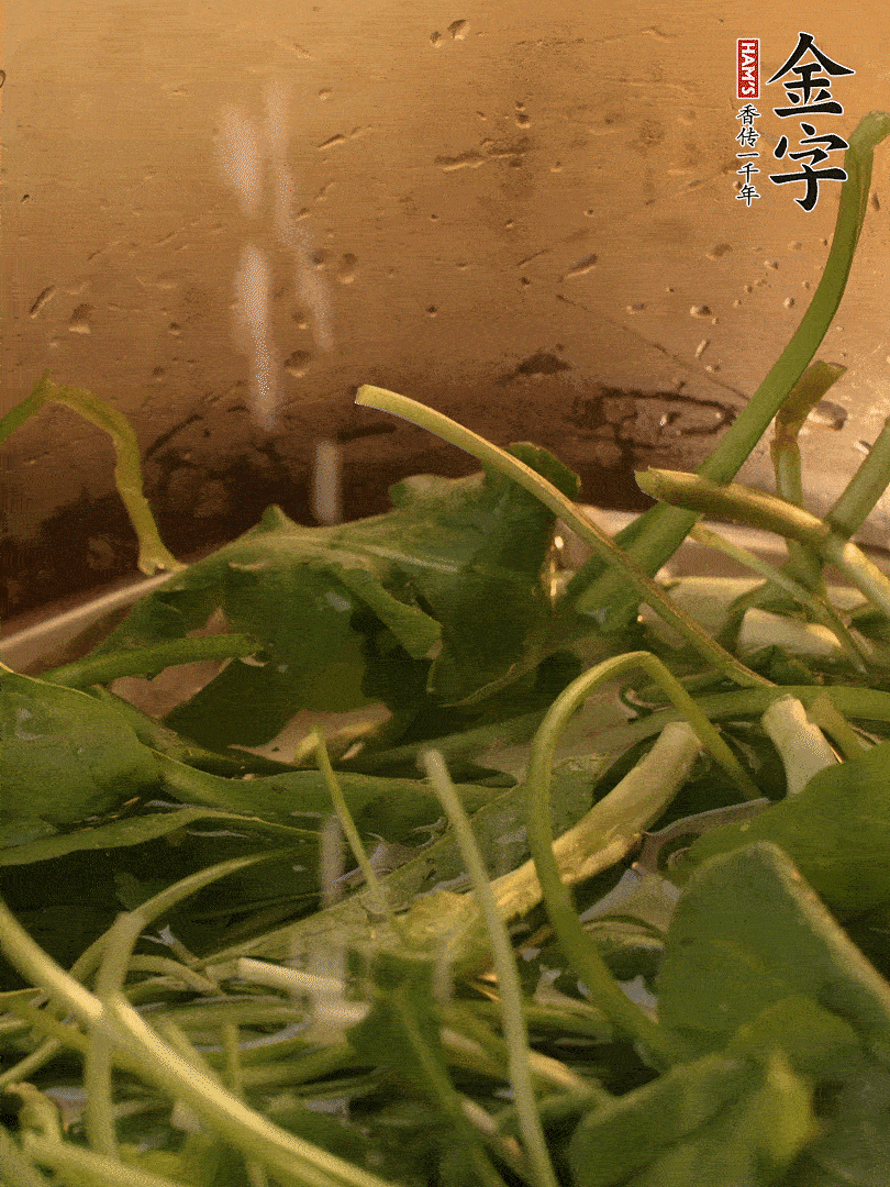 薺菜去掉根部，加小蘇打、鹽熱水沸騰燙軟。