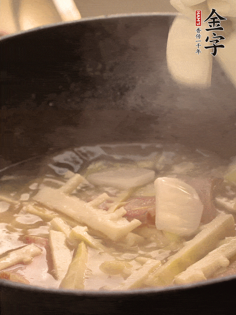 加一點開水后，放年糕燜2分鐘至軟。