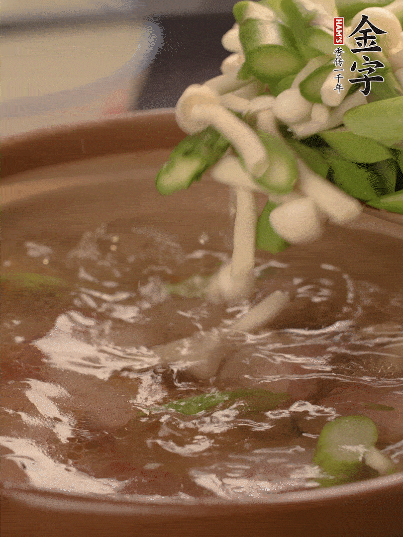 咸肉肥肉部分變透明時(shí)，加清水，放蘆筍、白玉菇大火煮開(kāi)。