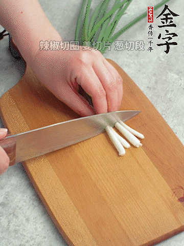 切好的咸肉鋪在碗邊，然后把千張放在中間。