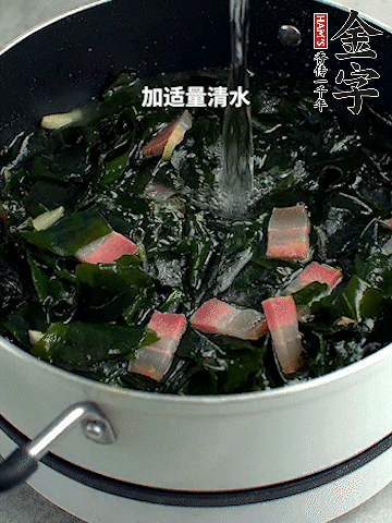 放入泡發(fā)好的裙帶菜翻炒一下，加適量清水燉煮。