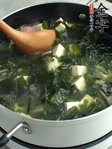 煮到沸騰后，再放入豆腐蓋蓋子煮3分鐘。