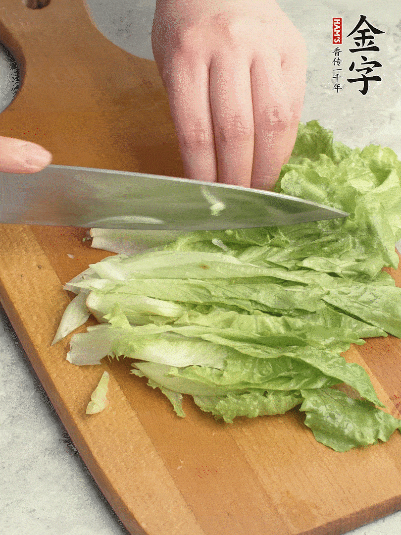 胡蘿卜、生菜、黃瓜切絲。