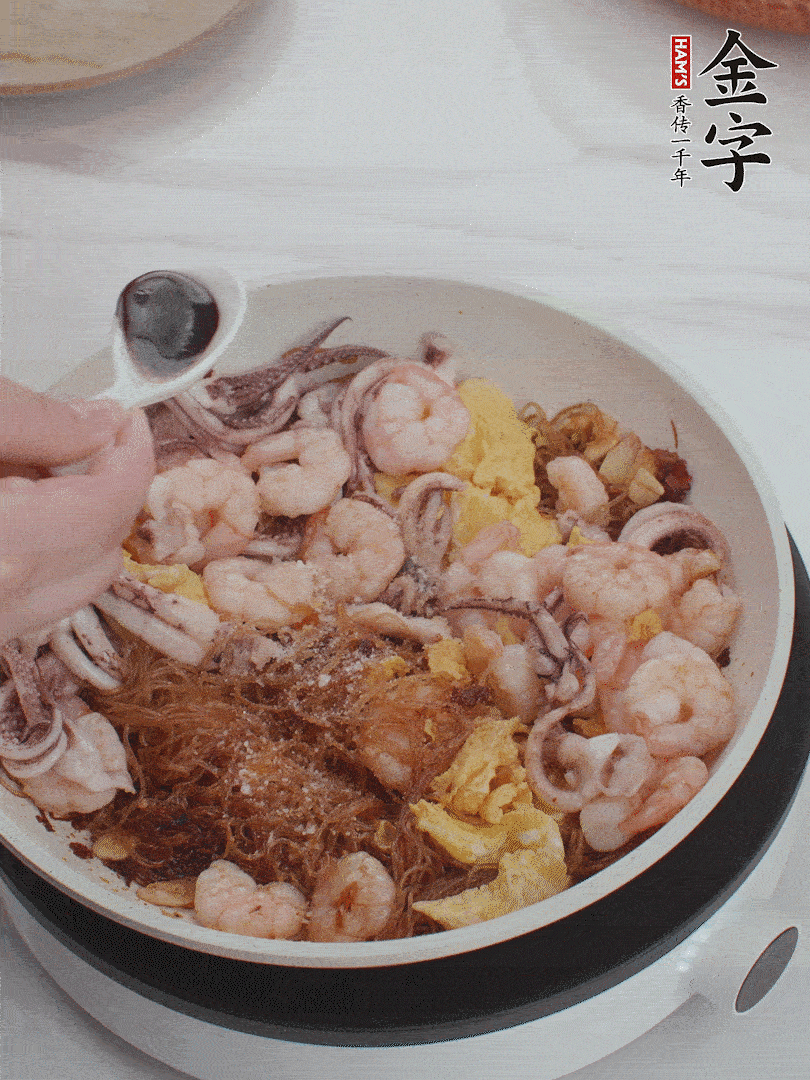 放1/3勺鹽、1/3勺雞精、1/3勺糖、2/3勺生抽調(diào)味。