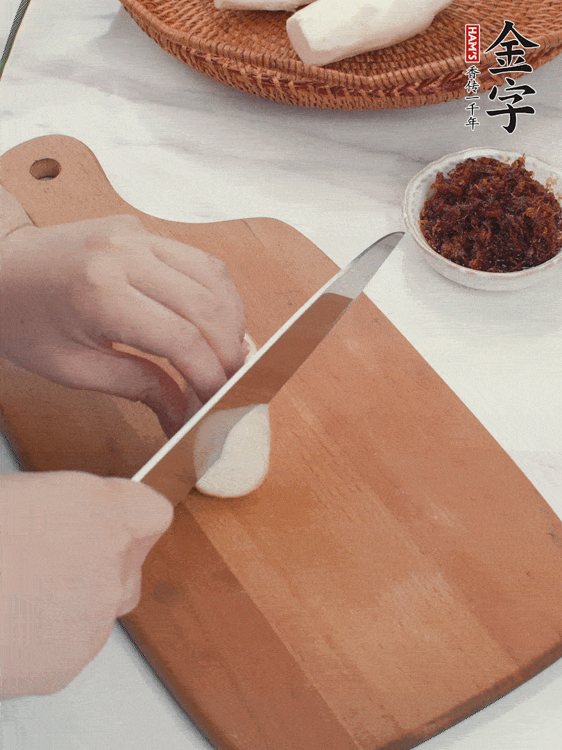 茭白剝殼，洗凈后切滾刀塊。