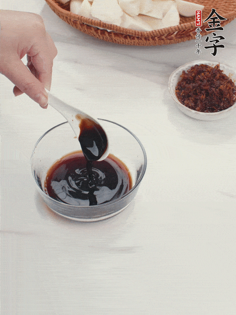 將生抽、老抽、黃酒和白砂糖在小碗里調(diào)成味汁。