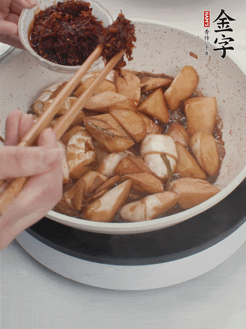 湯汁收濃，加金字火腿XO醬翻炒均勻。