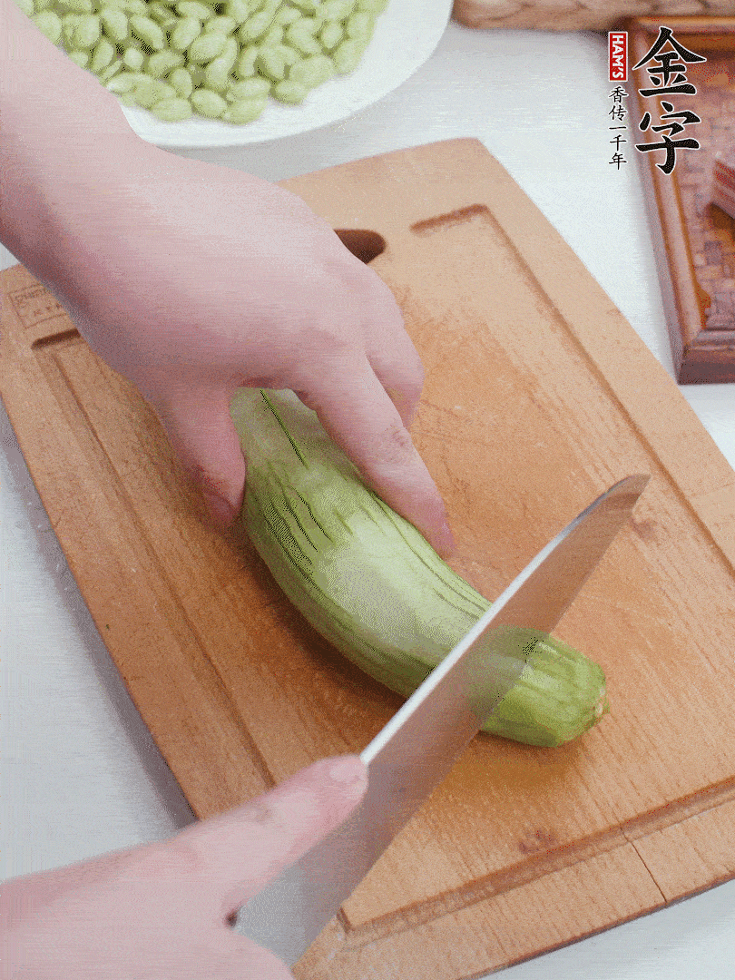 絲瓜去掉外皮，去掉兩端，切成滾刀塊。