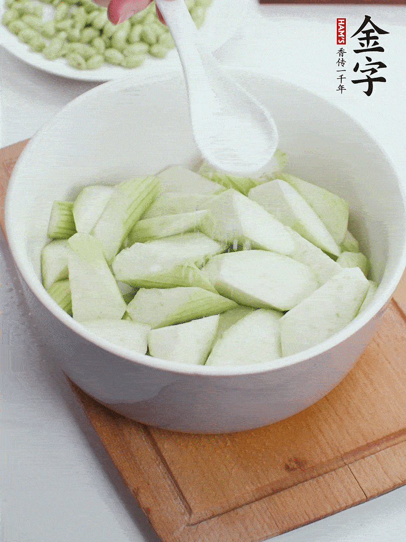 水中加1勺鹽浸泡，防止變黑。