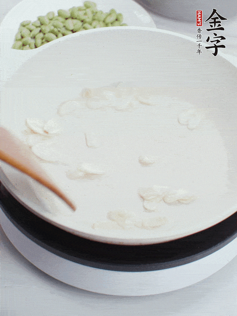 金字淡咸肉煮15分鐘，撈出切片。油5成熱時(shí)，蒜末、咸肉爆香。