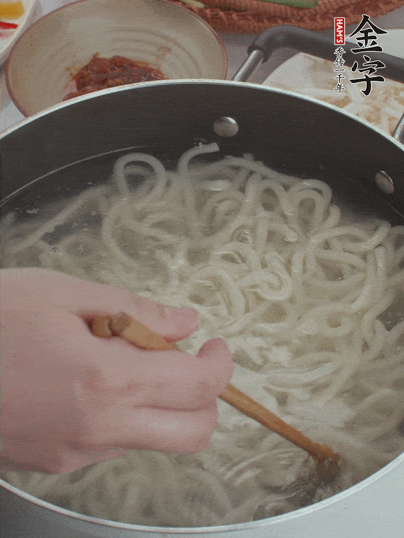 鍋中水煮沸，下烏冬面焯5秒鐘，撈出瀝干。