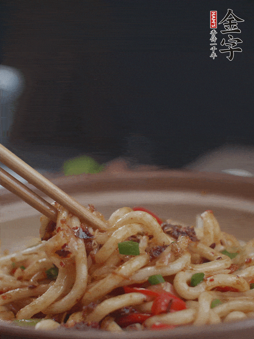 一小撮鹽調(diào)味。最后可以點綴香蔥段。