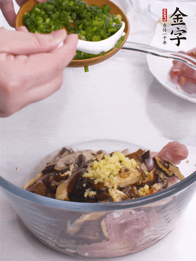 雞肉、香菇混合，加清水1/3杯、料酒1勺、蠔油1勺、鹽1勺、糖1/4勺、白胡椒1/4勺、食用油1勺、香油1/4勺、姜末、蔥花，攪拌均勻腌制2小時。