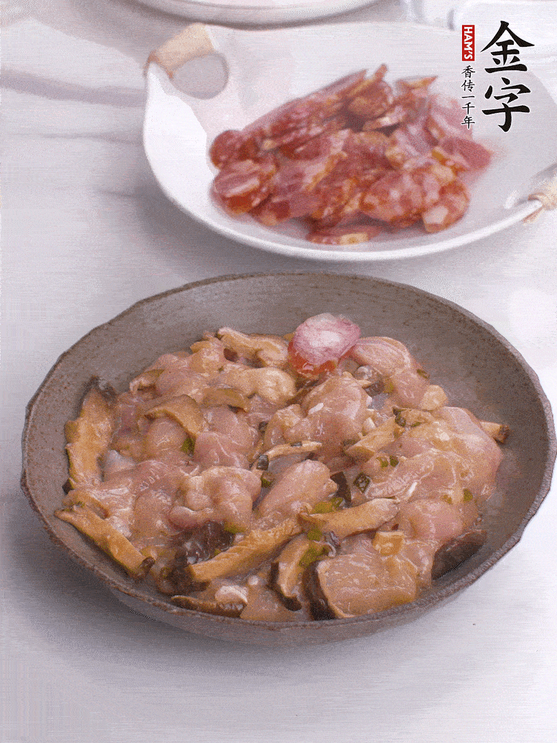 腌制后，雞肉中加淀粉1勺，頂部碼上香腸片。