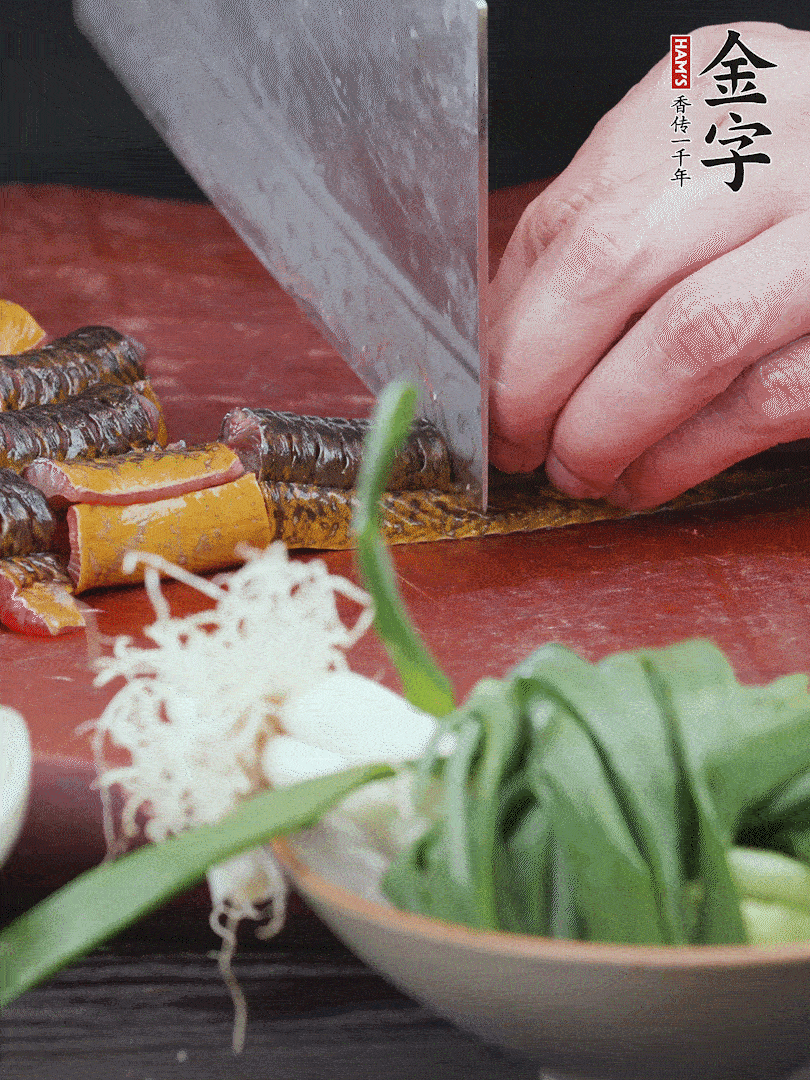 黃鱔去內(nèi)臟洗凈，切花刀斬段。沸水下鍋，加黃酒焯水去血沫。