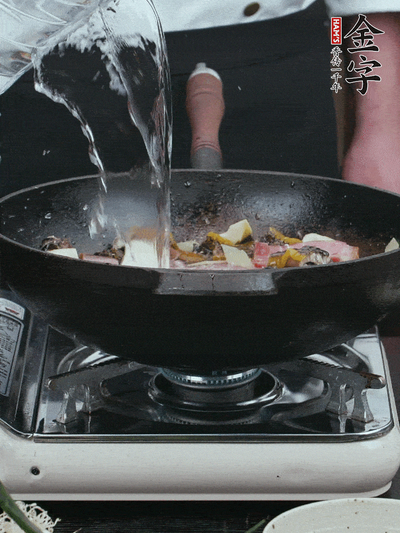 加適量黃酒，倒清水沒過。