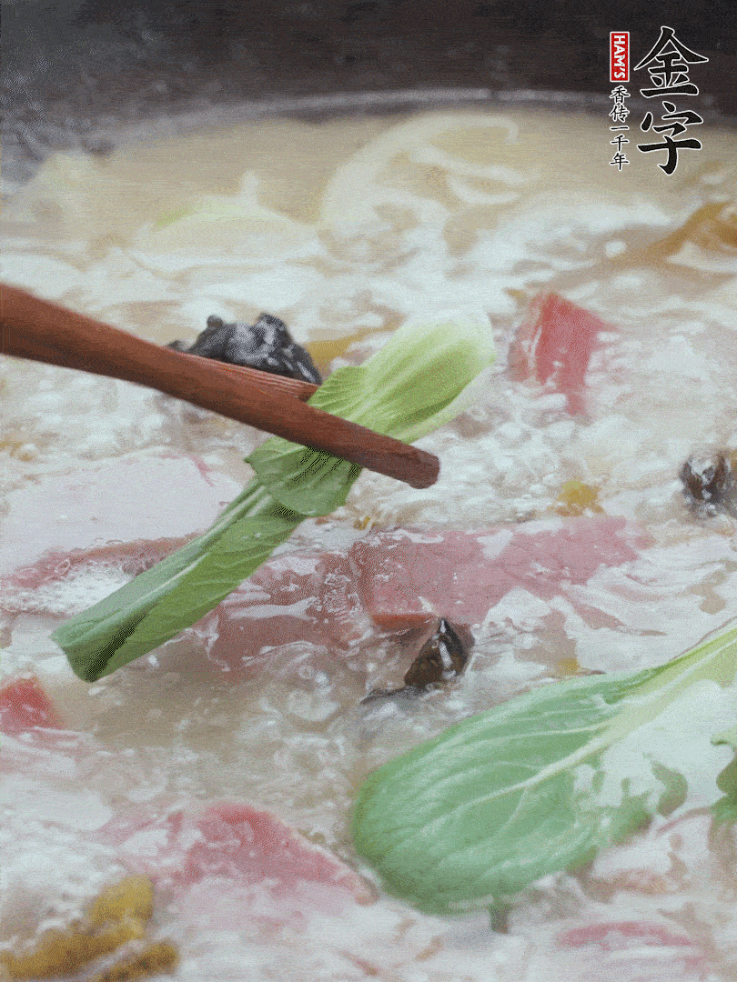 撈出蔥結(jié)，小菜心點綴。