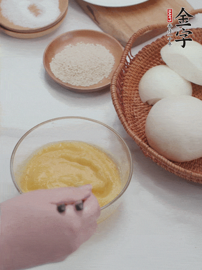 2個(gè)雞蛋加入1小勺鹽、1/2小勺胡椒粉打散。