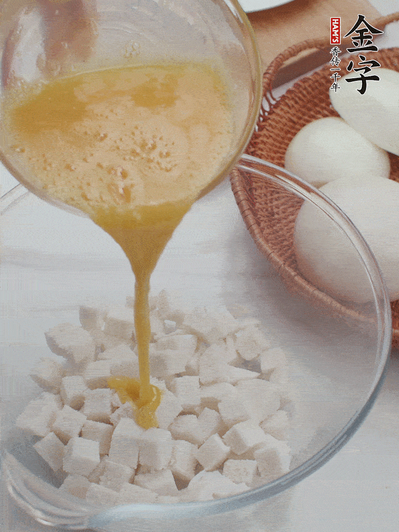 切碎的饅頭丁加入1/3蛋液拌勻。