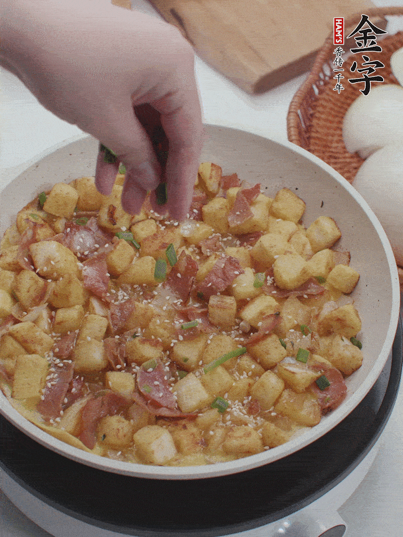 淋入剩余蛋液，蛋液凝固，撒上蔥綠和熟芝麻。