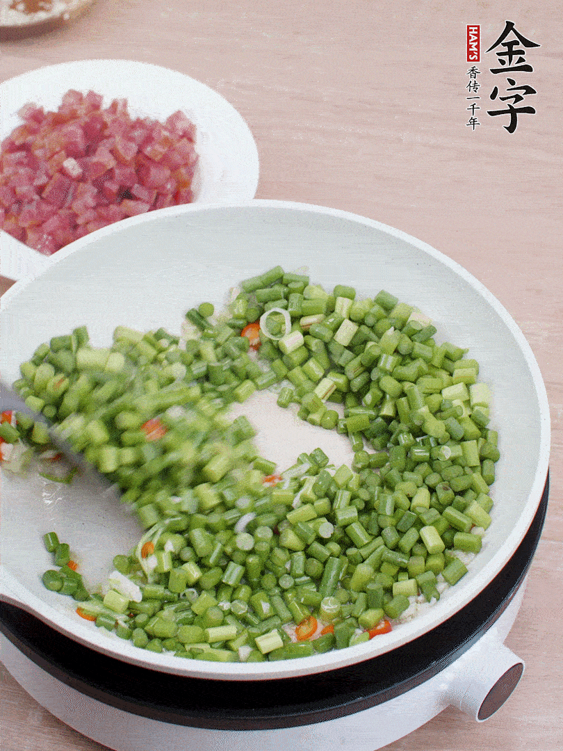 下蒜苔丁、一點鹽翻炒。