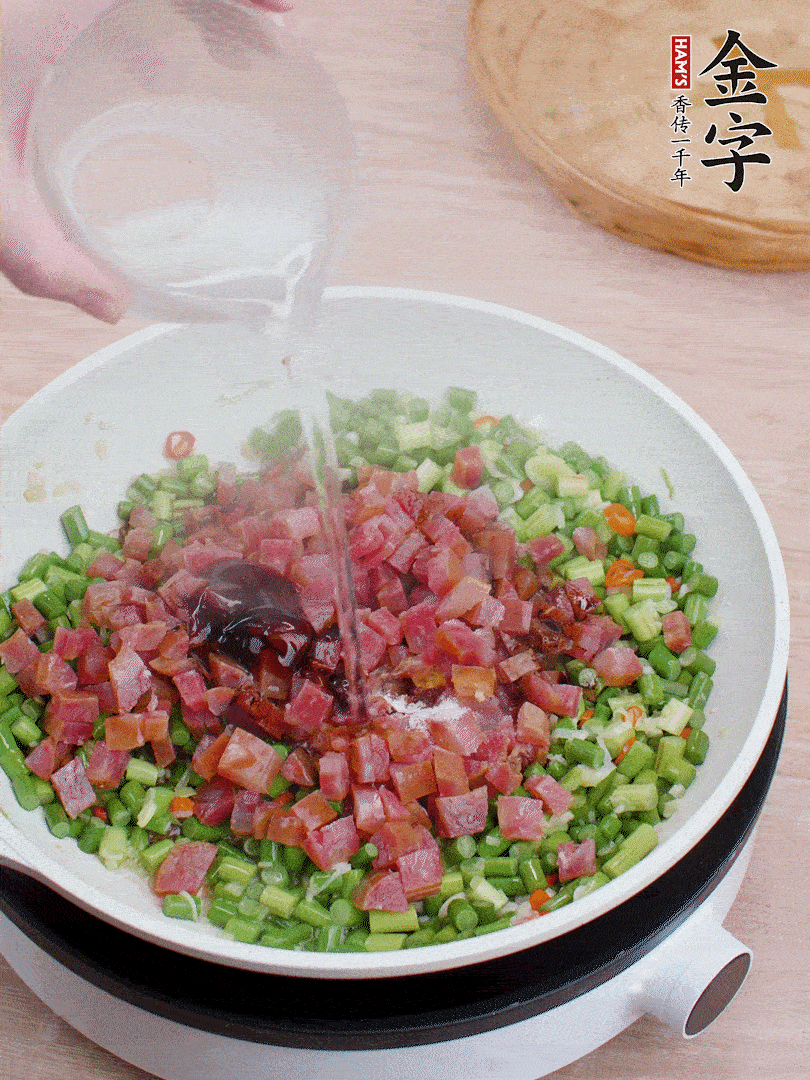 放香腸丁、1勺老抽、1勺蠔油、1/3勺白糖、少許清水炒至斷生。