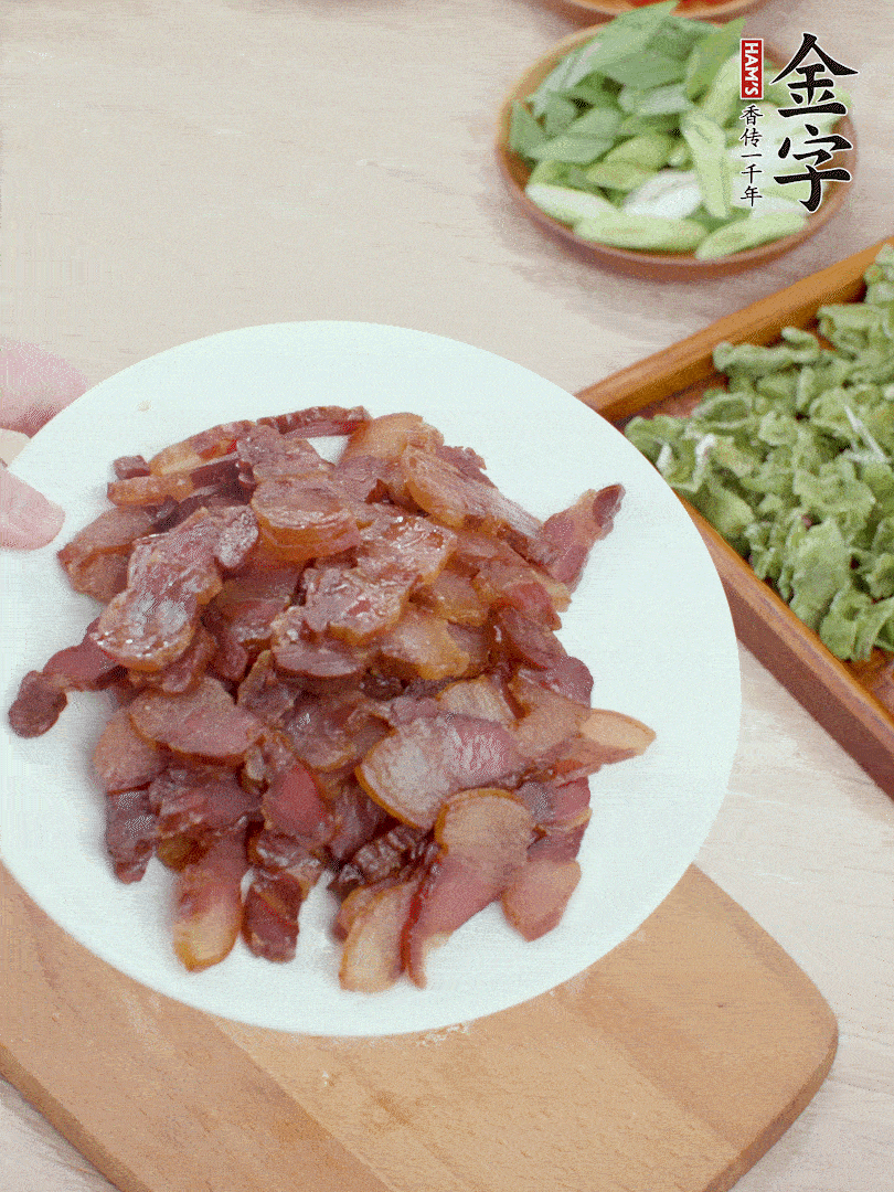 臘肉水煮15分鐘，切薄片。