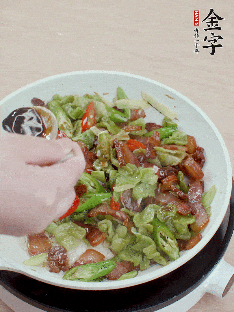 2勺生抽調(diào)味，最后撒蒜葉。