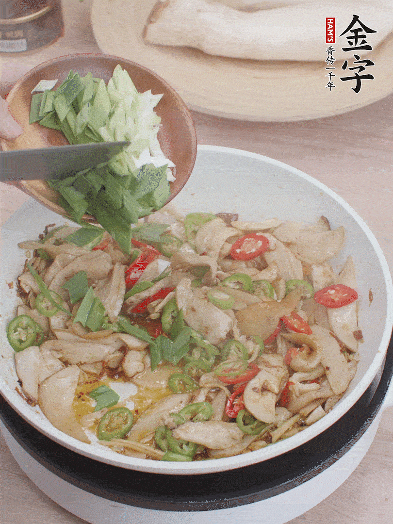 淋少許料酒、最后放大蒜葉。