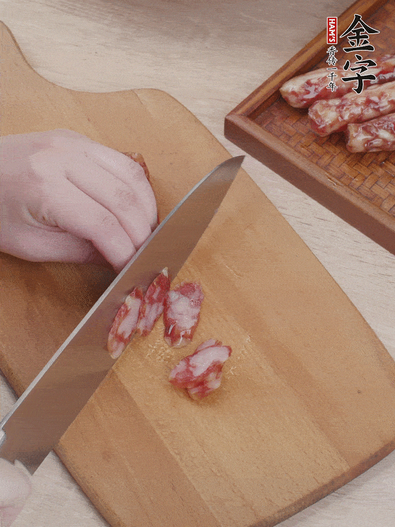 金字香腸斜切片，芹菜切段，小洋蔥切絲，綠菜椒切小塊。