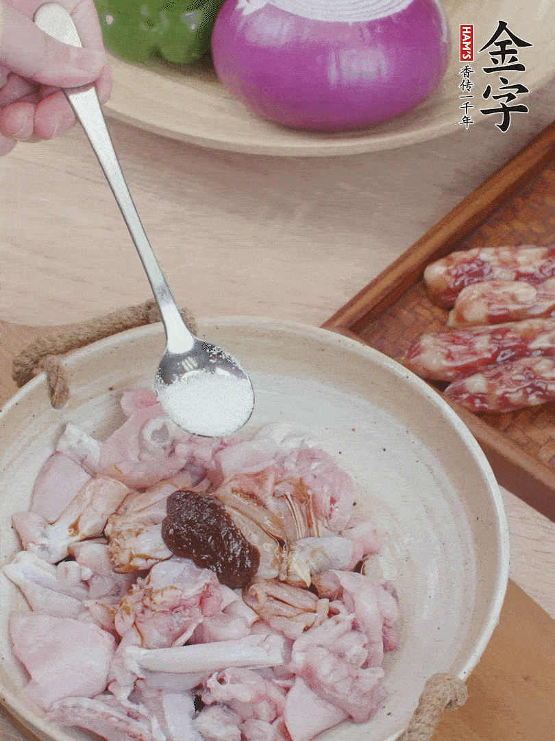 牛蛙塊加1勺柱候醬、1勺生抽、1/3勺白砂糖腌漬20分鐘。